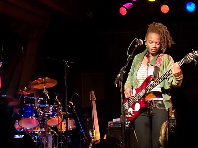 Singer publicly posts hospital image