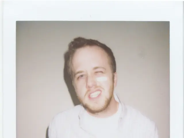 Maintain vigilance during gameplay: Avoid prolonged gaze periods